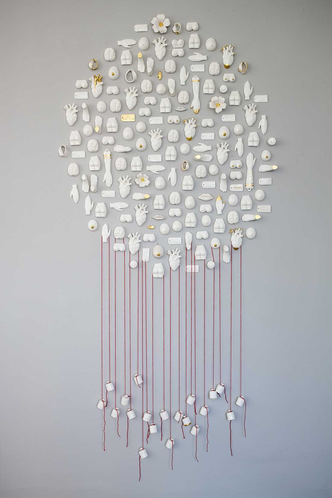 Anna Mars Installation Die Fülle Porzellanobjekte Ex-voto