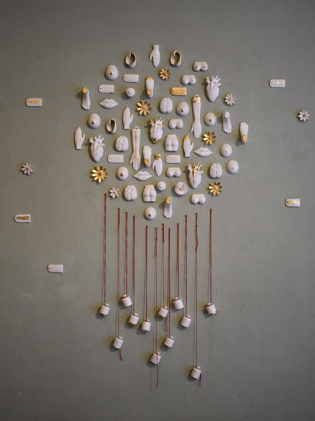 Anna Mars Installation Porzellan Ex-voto Herz Hand Brust Po Gehirn