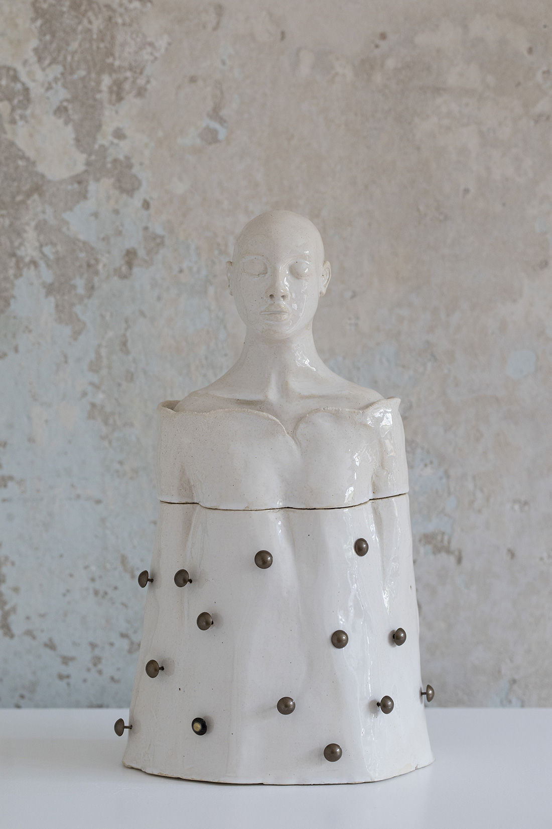 Anna Mars Keramik Skulpturen Resilienz grosse Figur Polsternägel