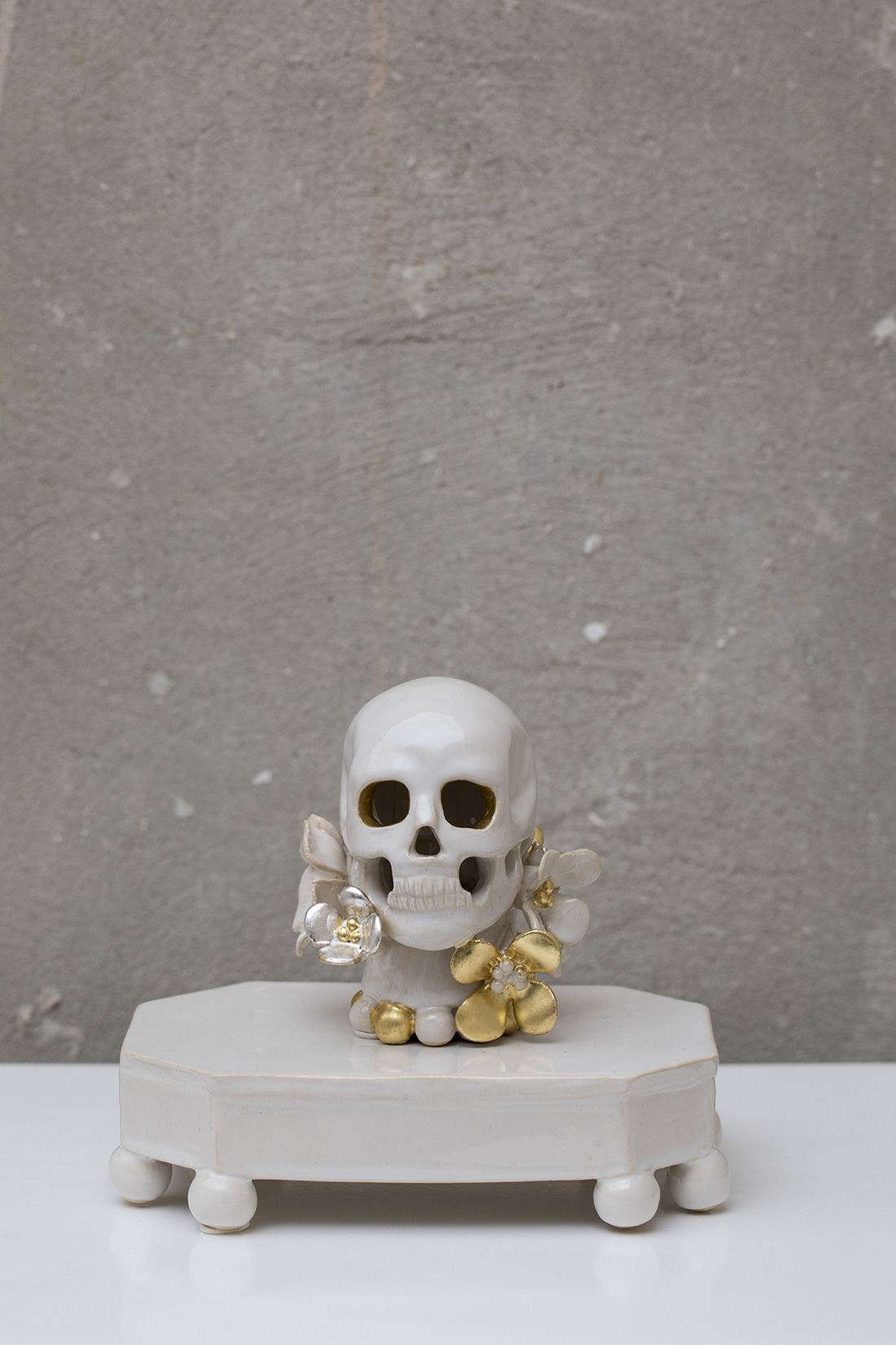 Anna Mars sculpture memento-mori Sockel Blueten Vergoldung versilbert